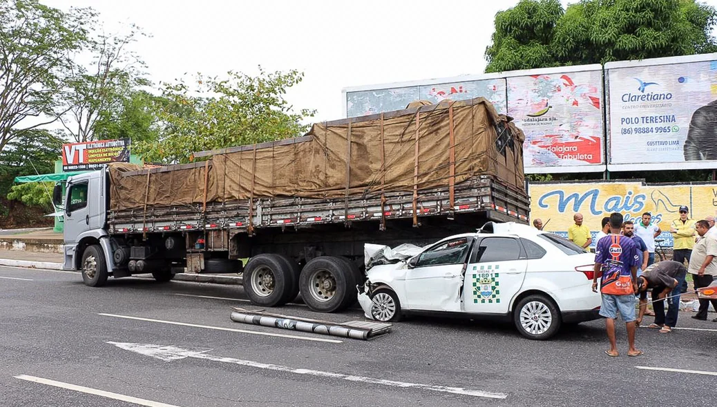 Caminhão e táxi envolvidos no acidente 