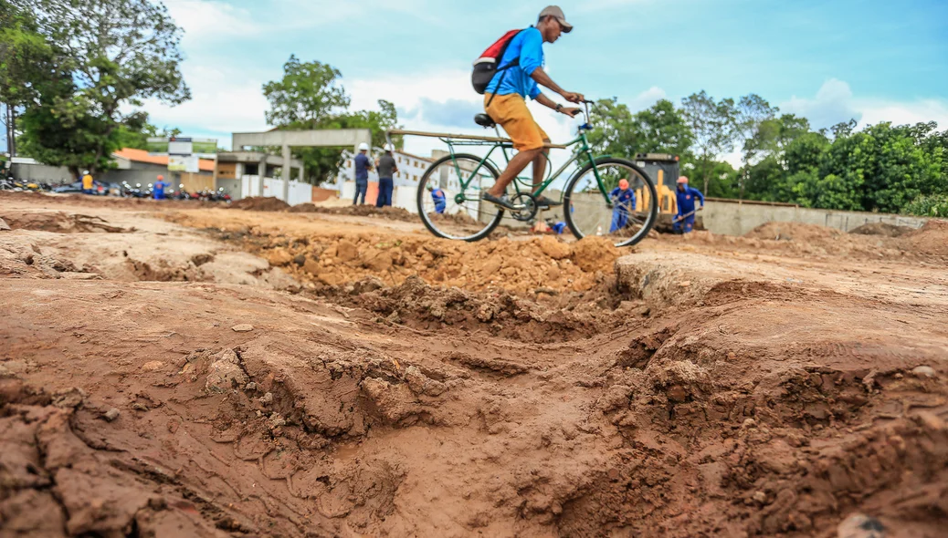 Ciclista tem dificuldade de transitar no local