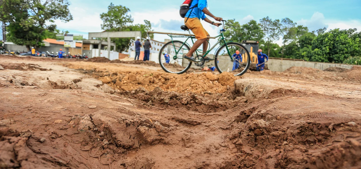 Ciclista tem dificuldade de transitar no local