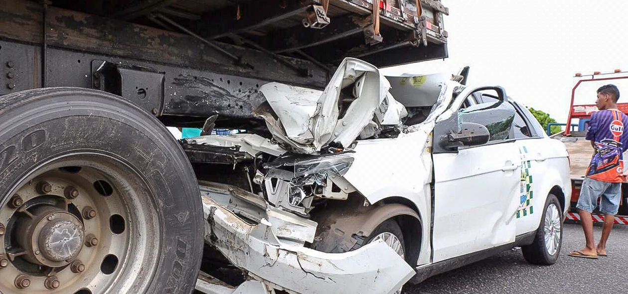 Táxi colide em caminhão e fica totalmente destruído