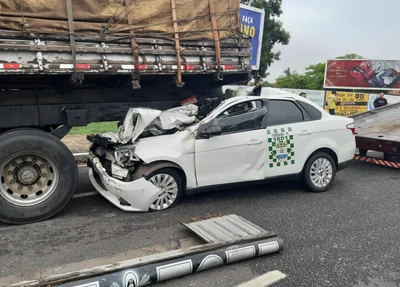 Táxi ficou preso embaixo do caminhão