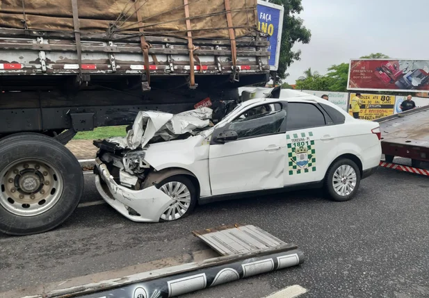 Táxi ficou preso embaixo do caminhão