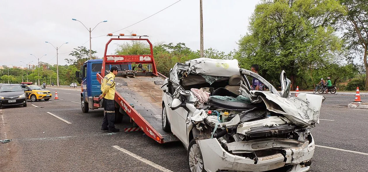 Táxi totalmente destruído