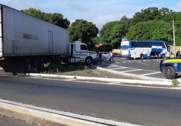 Acidente na rotatória da BR 343 em Piripiri