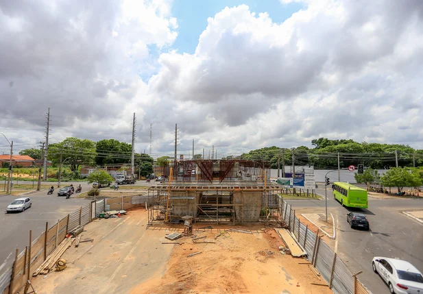 O viaduto deverá ser entregue em abril