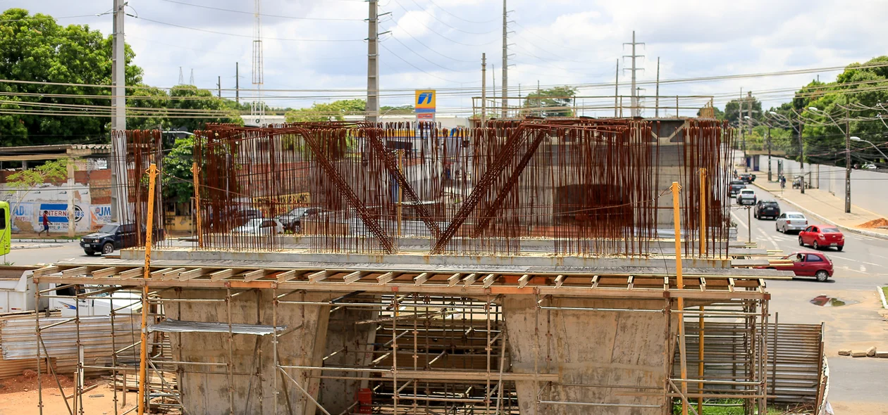 O viaduto vai desafogar o trânsito na região