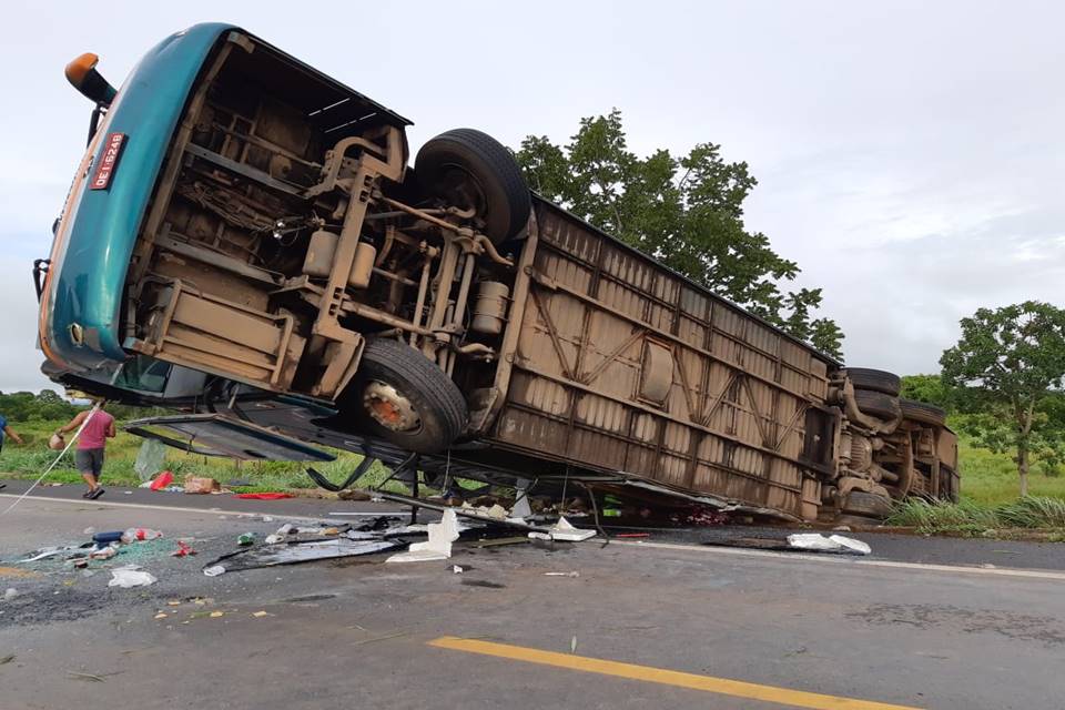 ônibus tomba e deixa uma pessoa morta