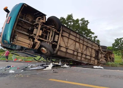 ônibus tomba e deixa uma pessoa morta