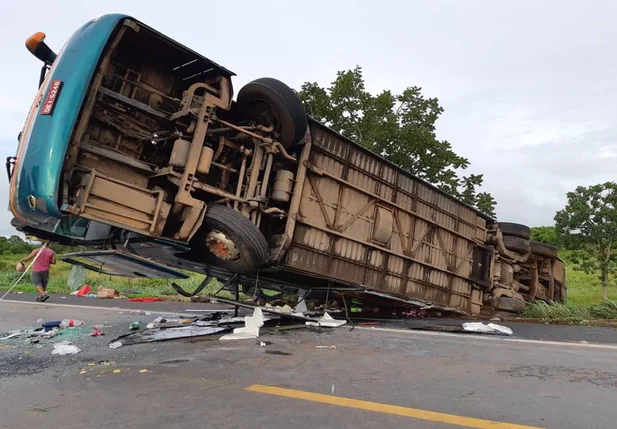 ônibus tomba e deixa uma pessoa morta