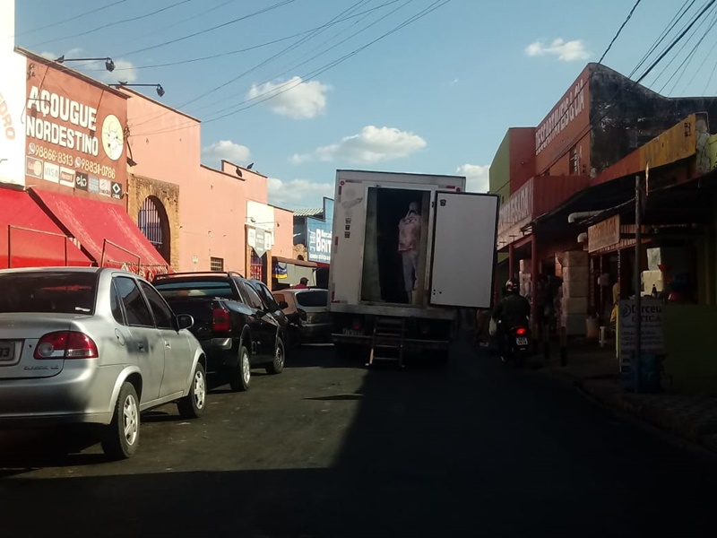 Rua ocupada pelos caminhões que abastecem os frigoríficos