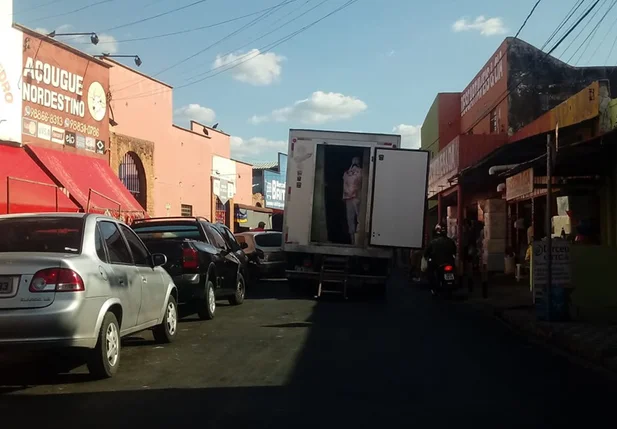 Rua ocupada pelos caminhões que abastecem os frigoríficos