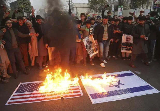 Manifestantes queimaram bandeiras dos EUA e de Israel após morte de general iraniano 