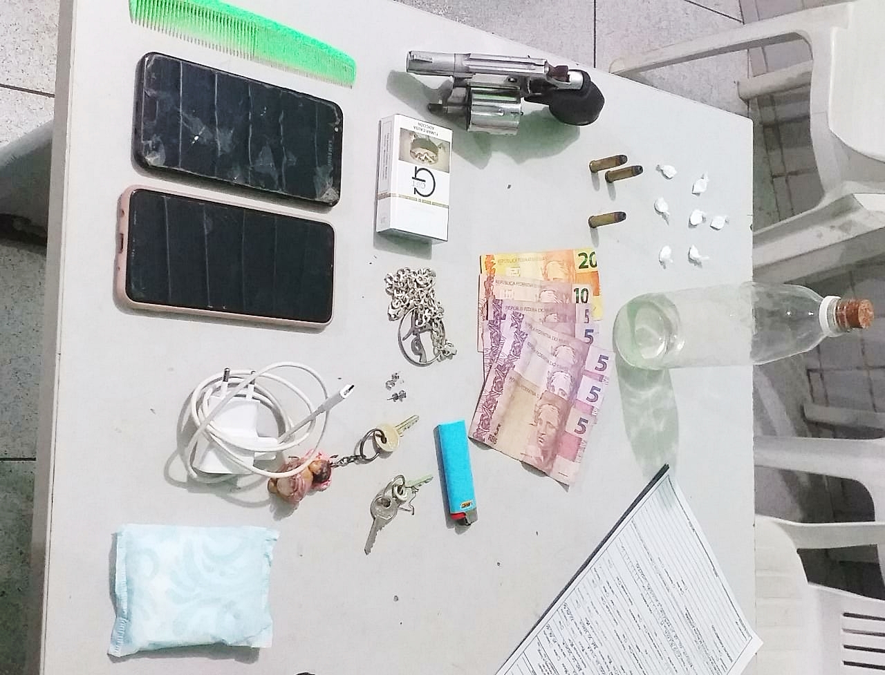 Material encontrado com os suspeitos