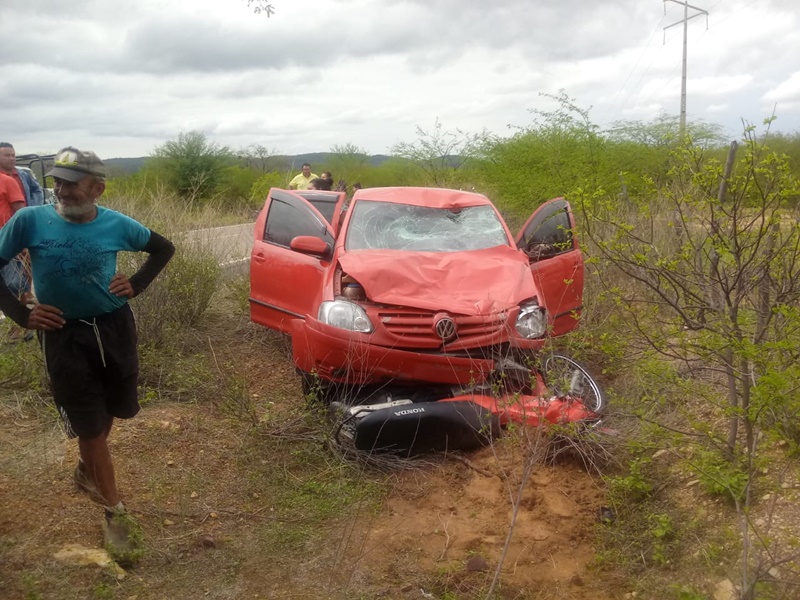 Colisão entre motocicleta e carro na PI 142