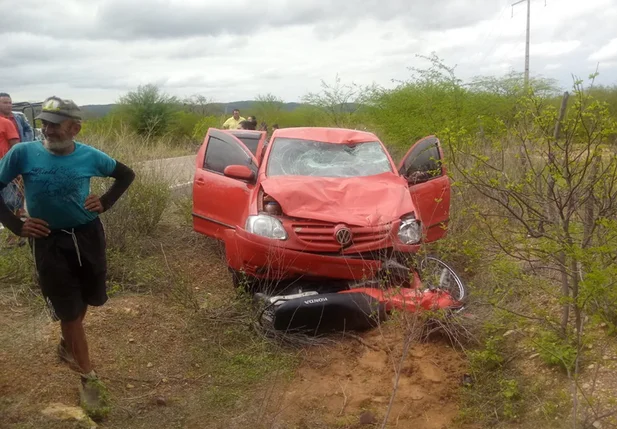 Colisão entre motocicleta e carro na PI 142