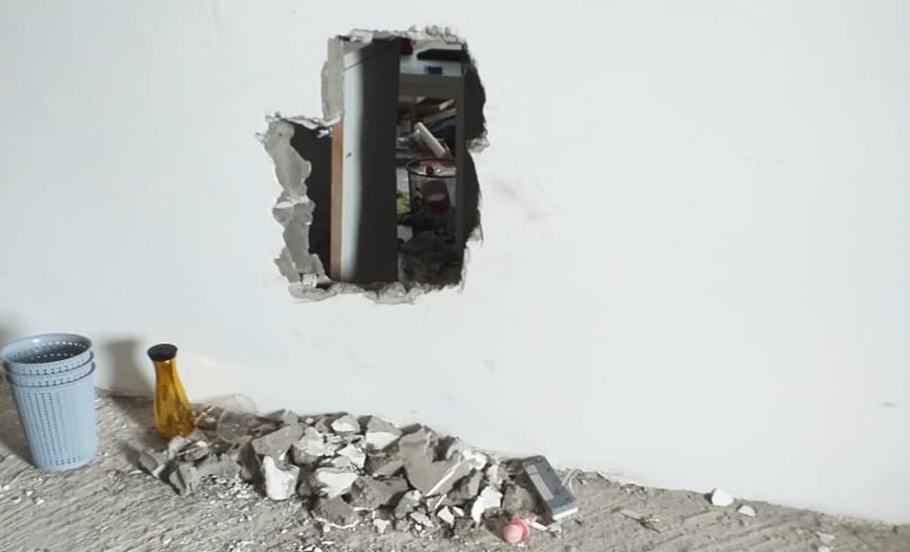 Parede da sala foi quebrada para os bandidos terem acesso ao local