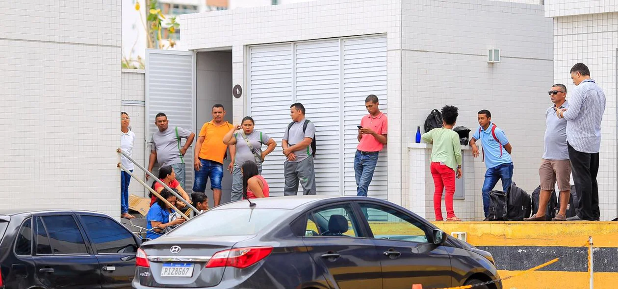 Trabalhadores do lado de fora do Edifício Manhattan