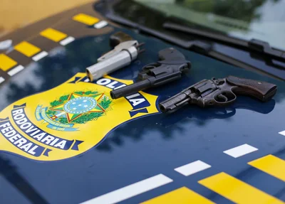 Armas encontradas com a dupla