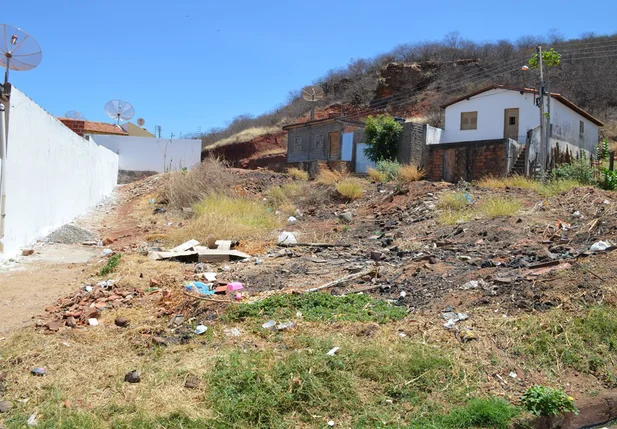 Lei prevê que terrenos baldios sejam murados