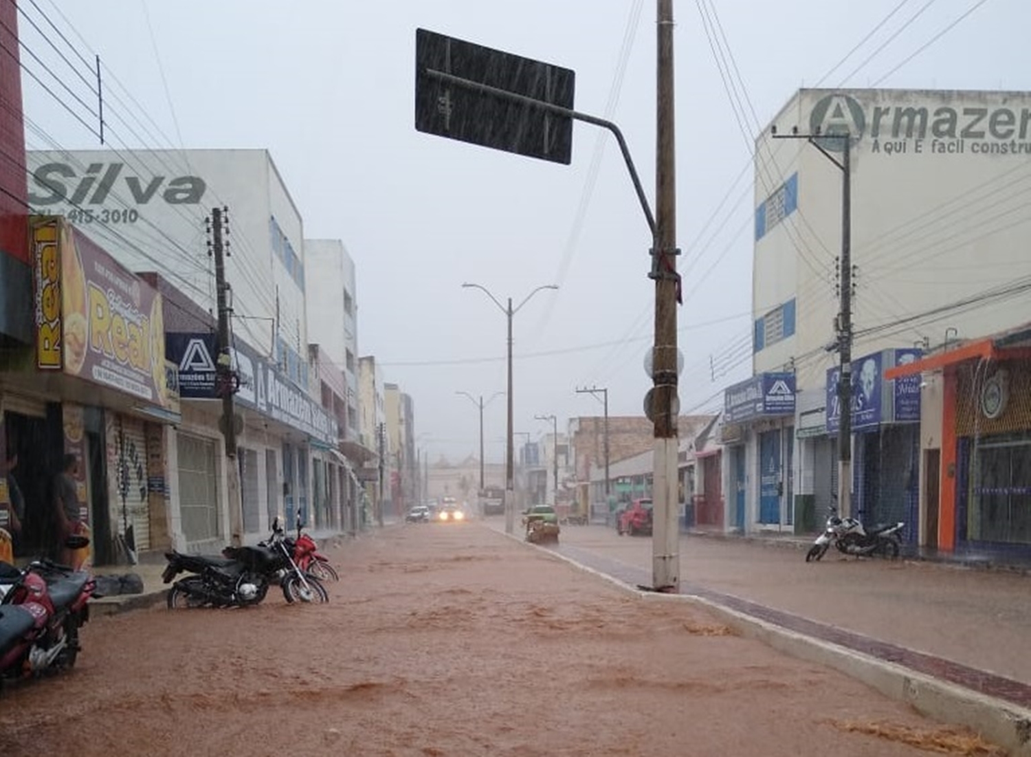 Rua alagada na cidade de Picos