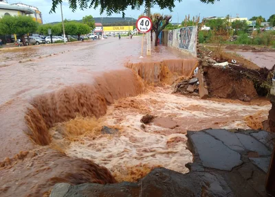 Trechos da cidade foram interditados após chuva
