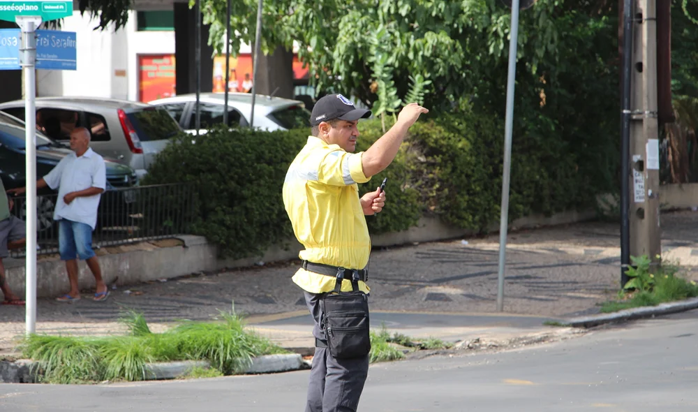 Agentes da STRANS estiveram no local controlando o fluxo de veículos