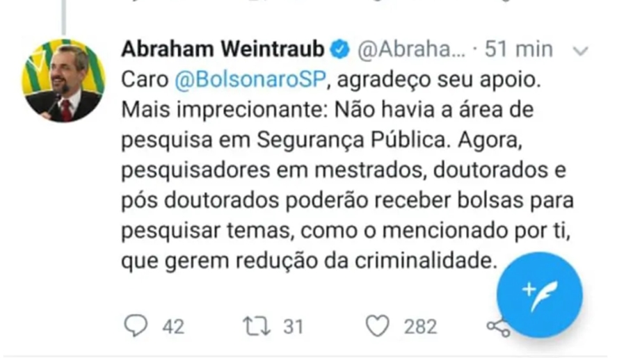 Ministro da Educação escreve impressionante com c