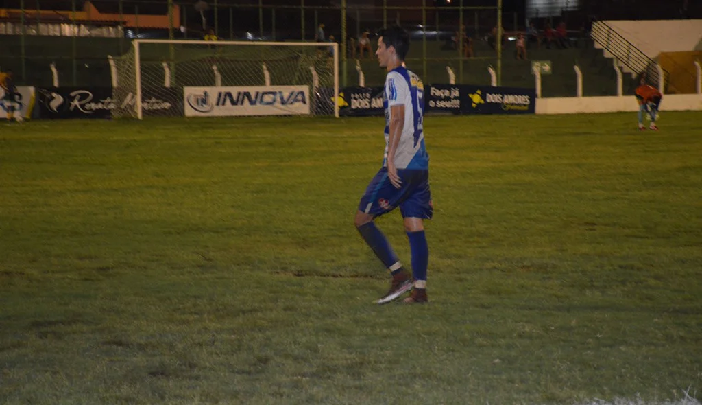 Atleta do Crato deixa o campo após ser expulso