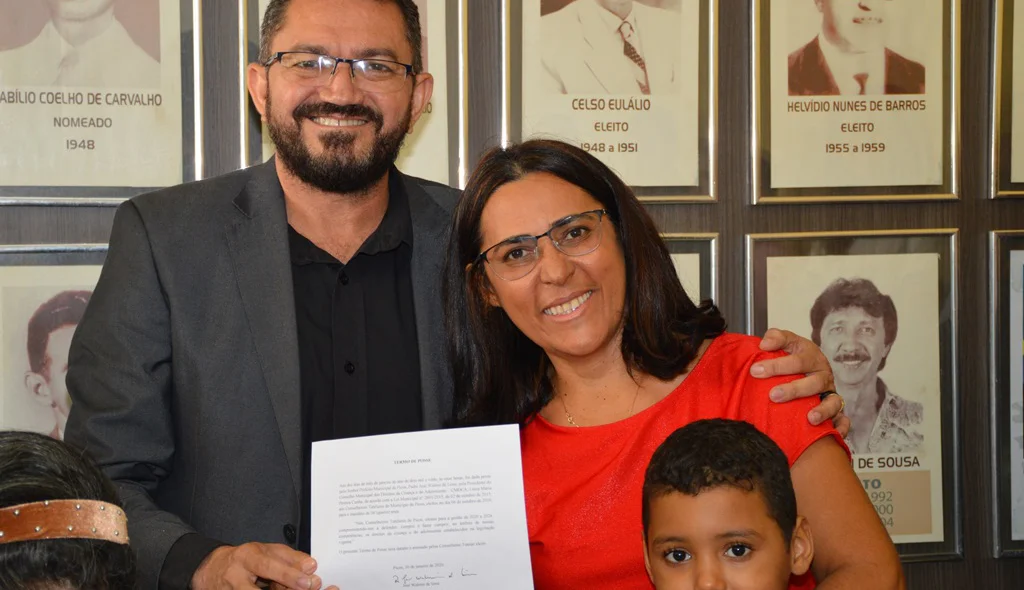 Conselheira reeleita Valtânia Maria de Moura com o prefeito
