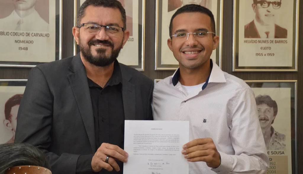 Conselheiro Jenilson Antônio de Oliveira exibe termo de posse