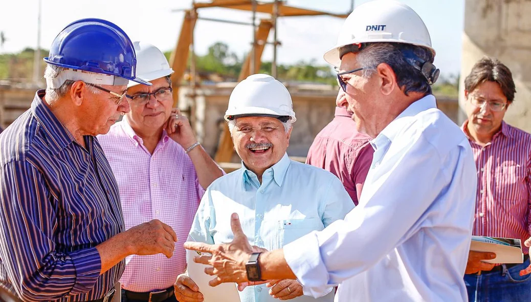 Elmano Férrer visita obras do viaduto do Balão do Mercado do Peixe