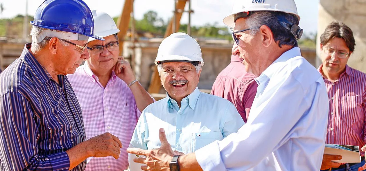 Elmano Férrer visita obras do viaduto do Balão do Mercado do Peixe