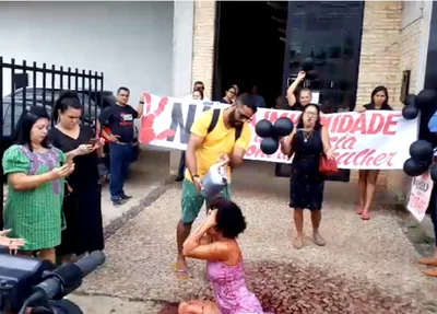 Manifestação em frente ao fórum em Altos