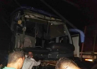 Ônibus ficou com a parte dianteira destruída