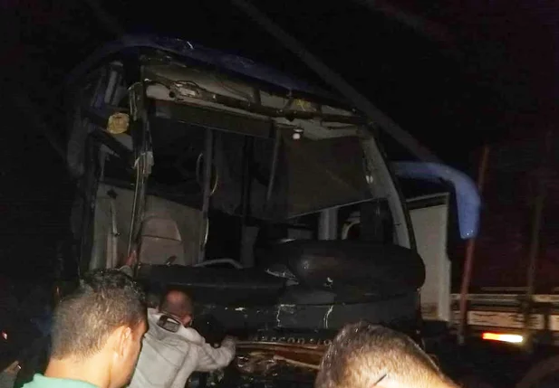 Ônibus ficou com a parte dianteira destruída