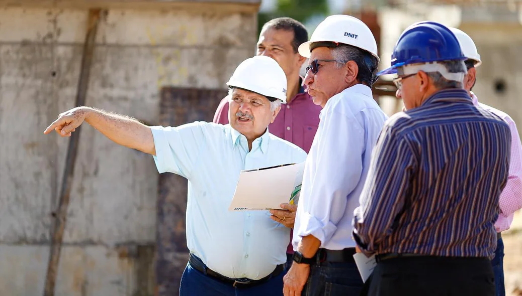 Senador Elmano Férrer visita obra de construção do Viaduto do Mercado do Peixe