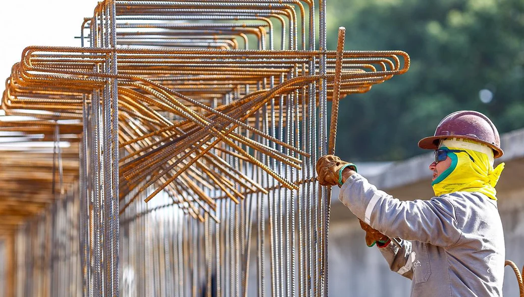 Trabalhador na obra do Viaduto do Mercado do Peixe