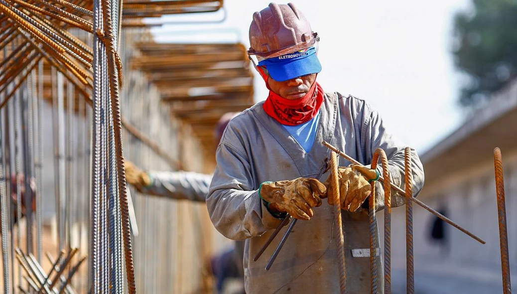 Trabalhadores na construção do viaduto do Mercado do Peixe