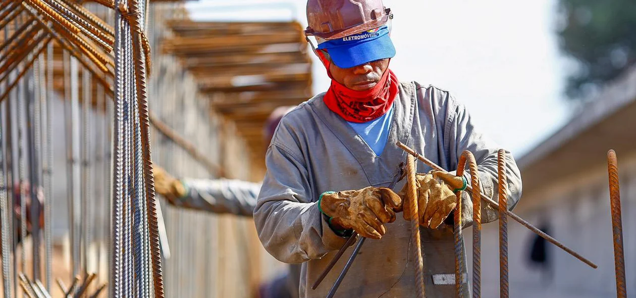 Trabalhadores na construção do viaduto do Mercado do Peixe
