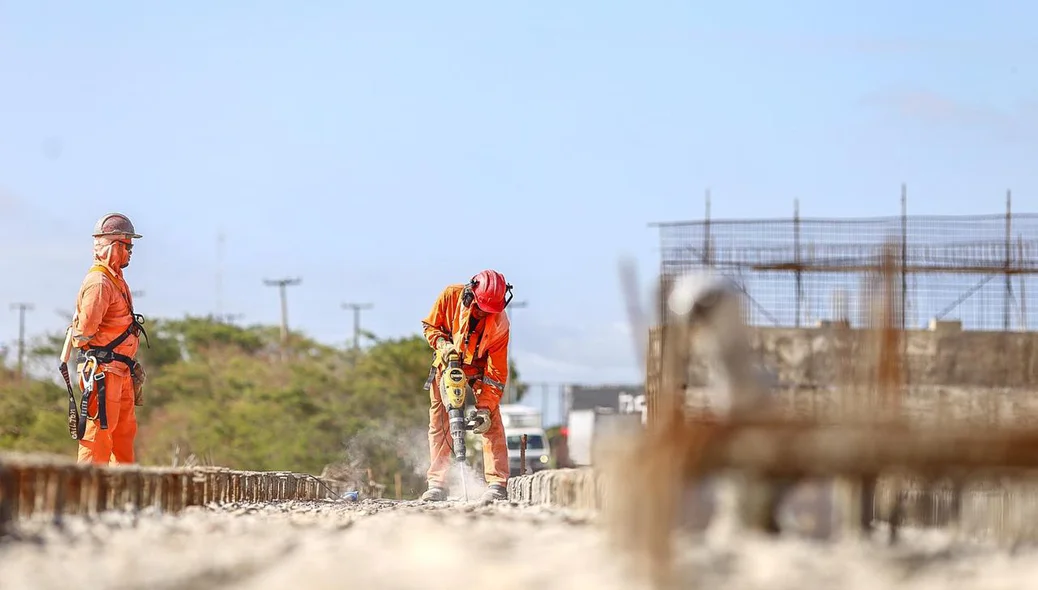 Trabalhadores na obra do Viaduto do Mercado do Peixe em Teresina