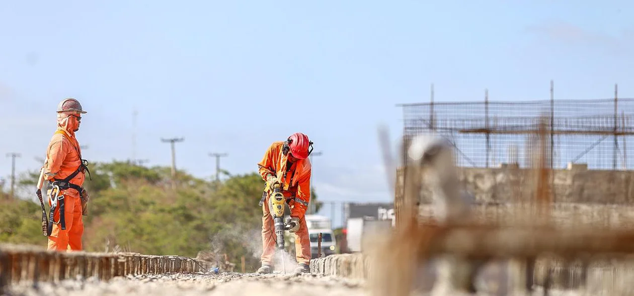 Trabalhadores na obra do Viaduto do Mercado do Peixe em Teresina
