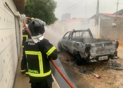 Veículo ficou totalmente destruído