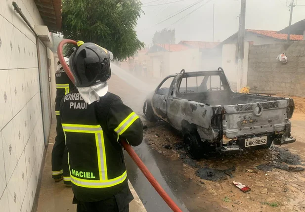 Veículo ficou totalmente destruído