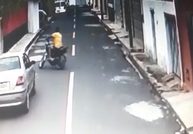 Criminosos furta motocicleta 