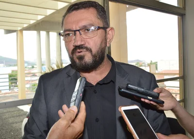 Prefeito Padre Walmir diz que Assis Carvalho não vai definir candidato do PT em Picos