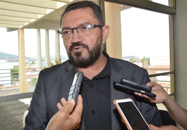 Prefeito Padre Walmir diz que Assis Carvalho não vai definir candidato do PT em Picos