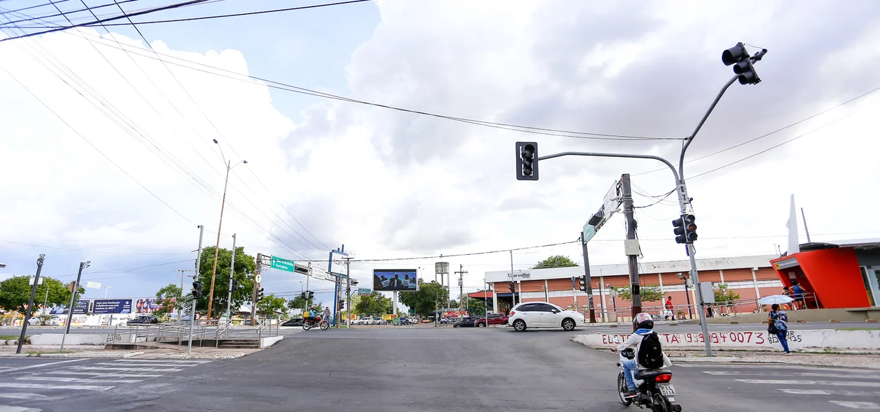Semáforo para de funcionar na avenida Homero Castelo Branco