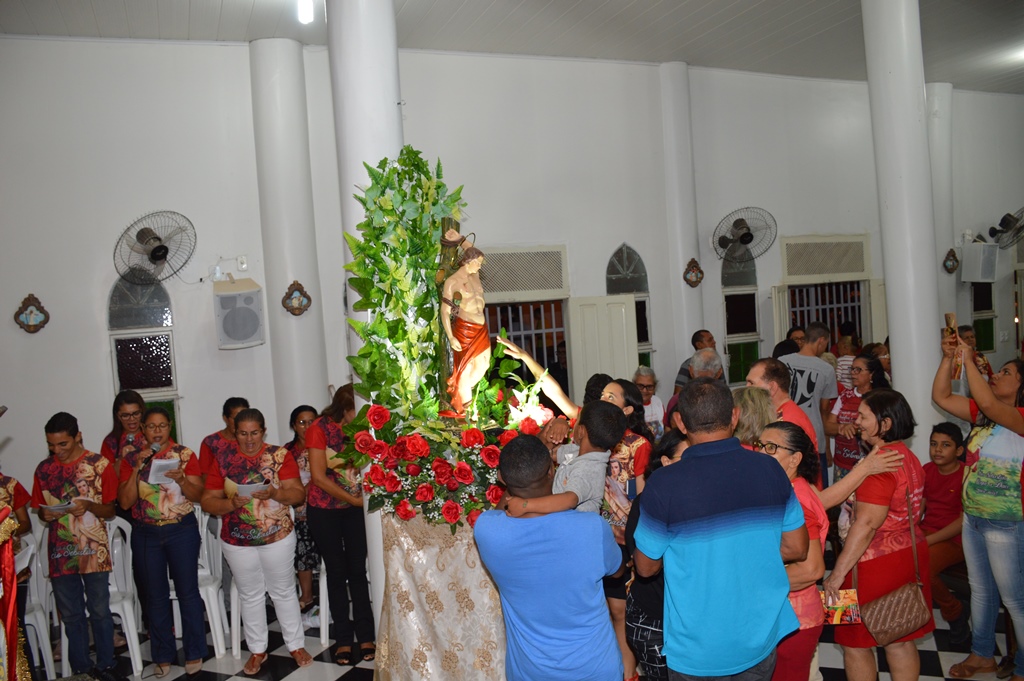 Devotos reverenciam imagem de São Sebastião