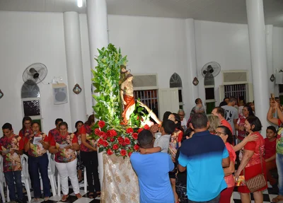 Devotos reverenciam imagem de São Sebastião