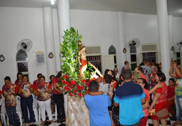 Devotos reverenciam imagem de São Sebastião
